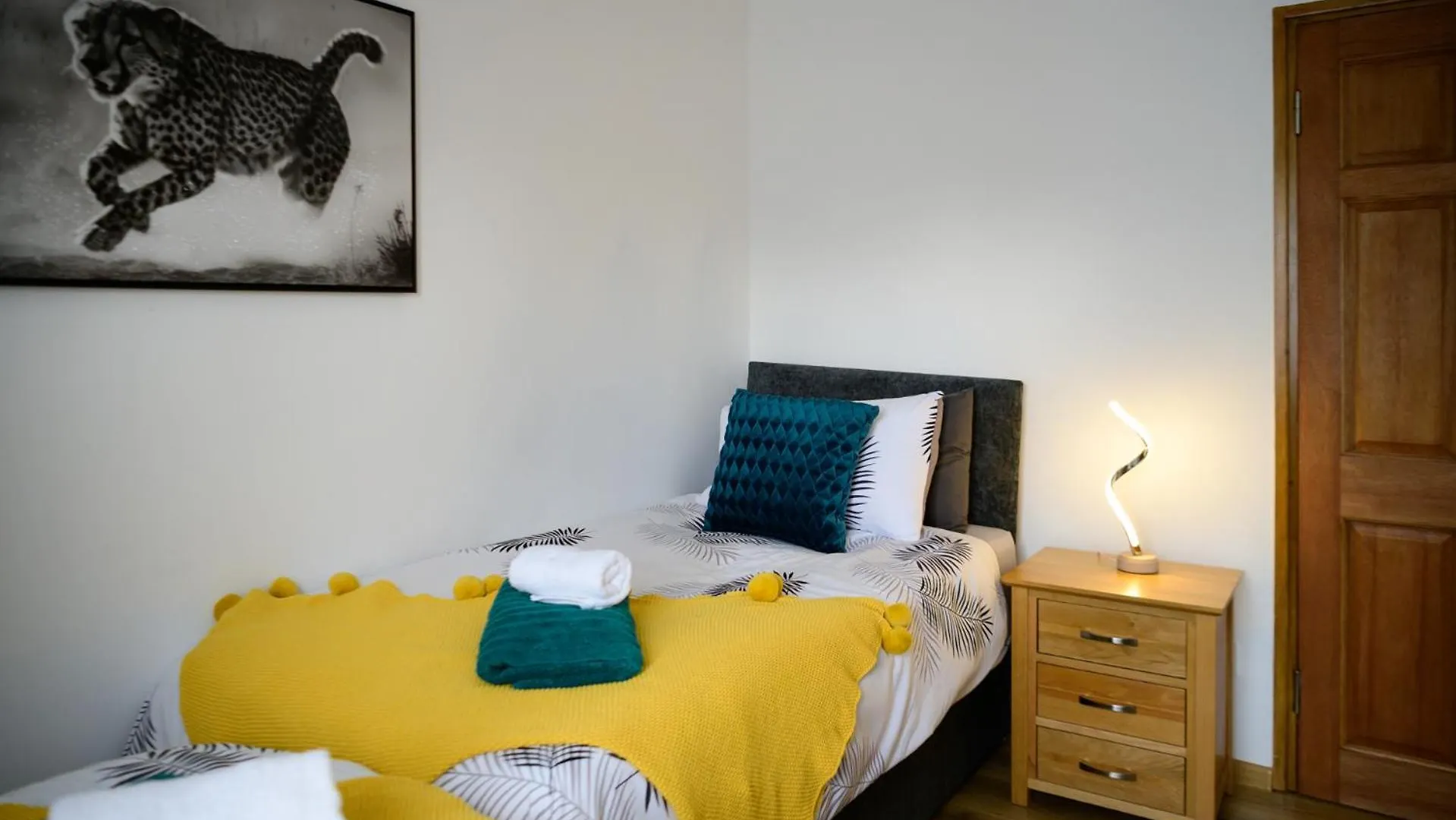 Сasa de vacaciones 3Br,1 Bathroom,1 Shower,2 X Free Off Street Parking,Cctv,Perfect For Business Trip & Families Holiday & Working Proffesional-Long Term,M1-5Min,Wi-Fi 500Mb,Netflix,Secure Private Garden,Fully Equiped Kitchen-Peaceful & Convenient Nottingham Reino Unido