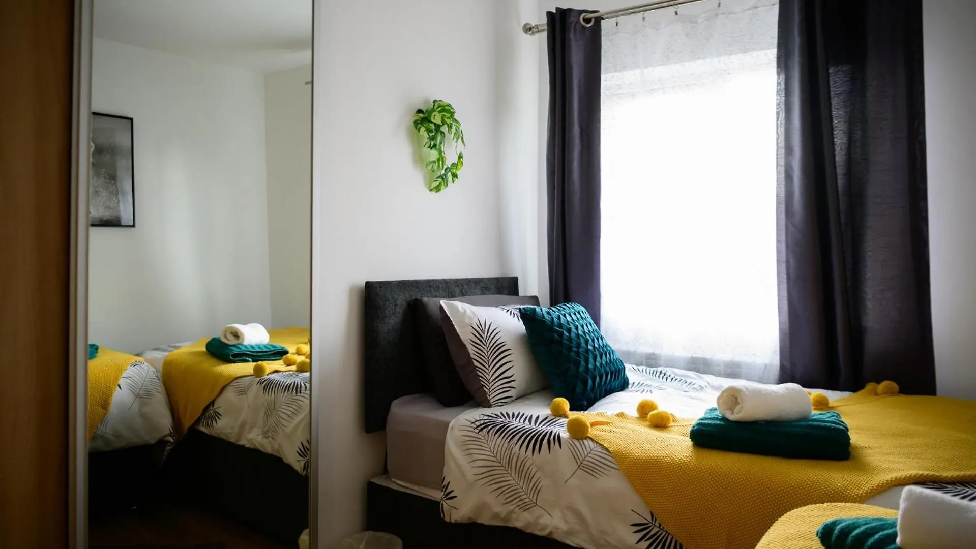 3Br,1 Bathroom,1 Shower,2 X Free Off Street Parking,Cctv,Perfect For Business Trip & Families Holiday & Working Proffesional-Long Term,M1-5Min,Wi-Fi 500Mb,Netflix,Secure Private Garden,Fully Equiped Kitchen-Peaceful & Convenient Nottingham